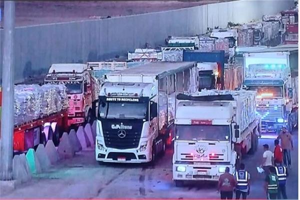 القافلة 17 لـ«زاد العزة».. تحرك شاحنات المساعدات لمعبر كرم أبو سالم تمهيدا لدخولها غزة