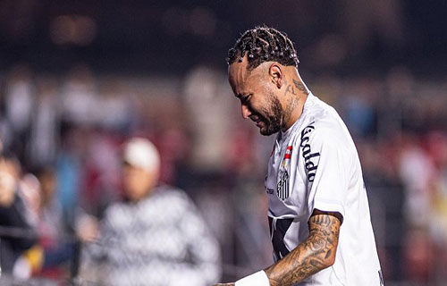 نيمار ينخرط باكياً على وَقع هزيمة فريقه وإقالة مدربه