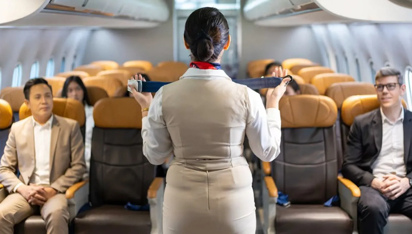 المضيفون لا يقولون لك هذا مباشرة… لكن هذا التصرف يزعجهم بشدة في الطائرة!