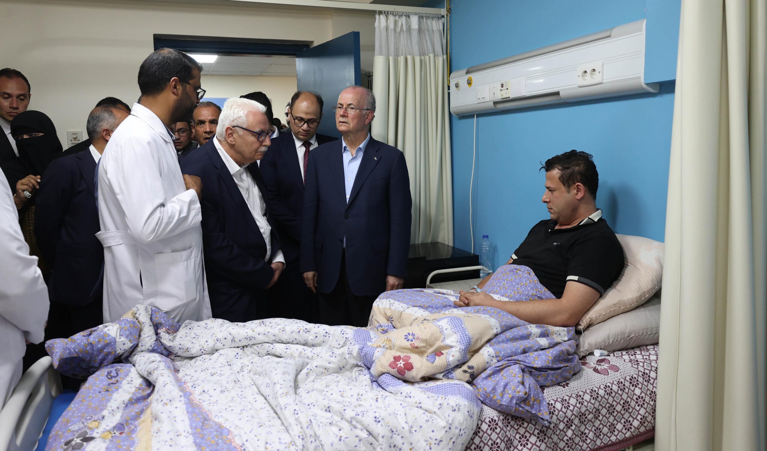 مصطفى يتفقد الجرحى من أبناء شعبنا في مستشفى العريش العام-الحياة الجديدة