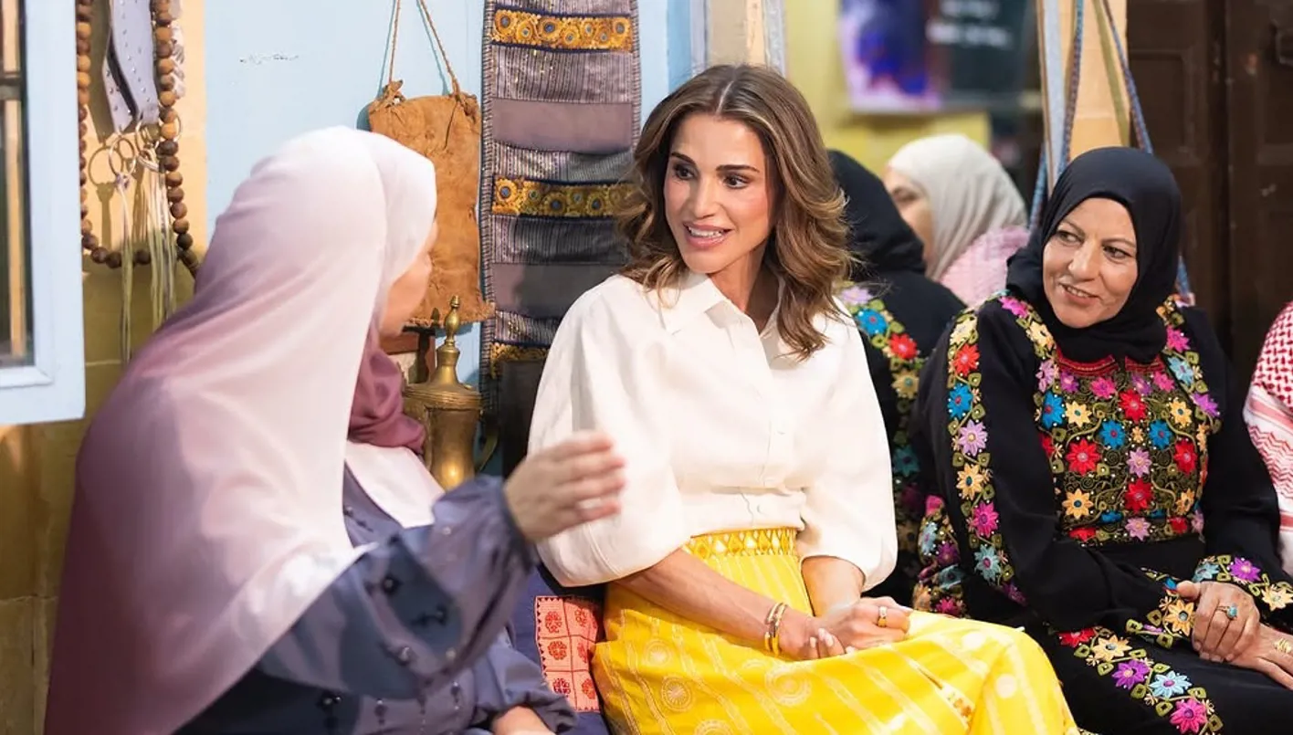 الملكة رانيا تخطف الأنظار بإطلالة اللون الأصفر في زيارتها لمدينة السلط  (صور)