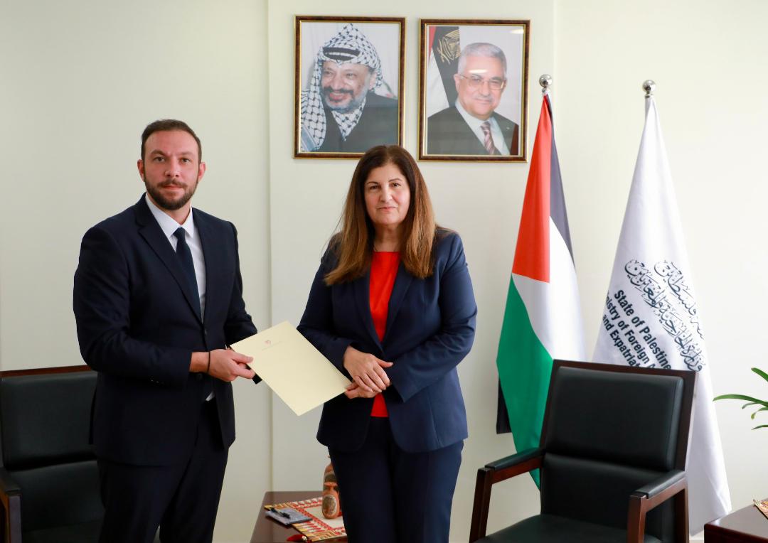 شاهين تتسلم أوراق اعتماد رئيس مكتب تمثيل القبرص الجديد-الحياة الجديدة