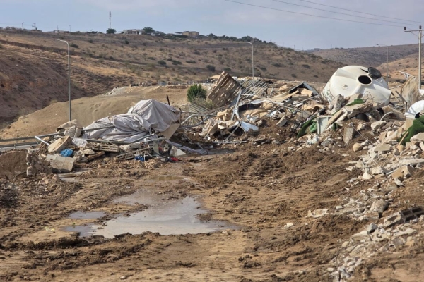 الاحتلال يشرع بعمليات هدم في تجمع عين الحلوة-الحياة الجديدة