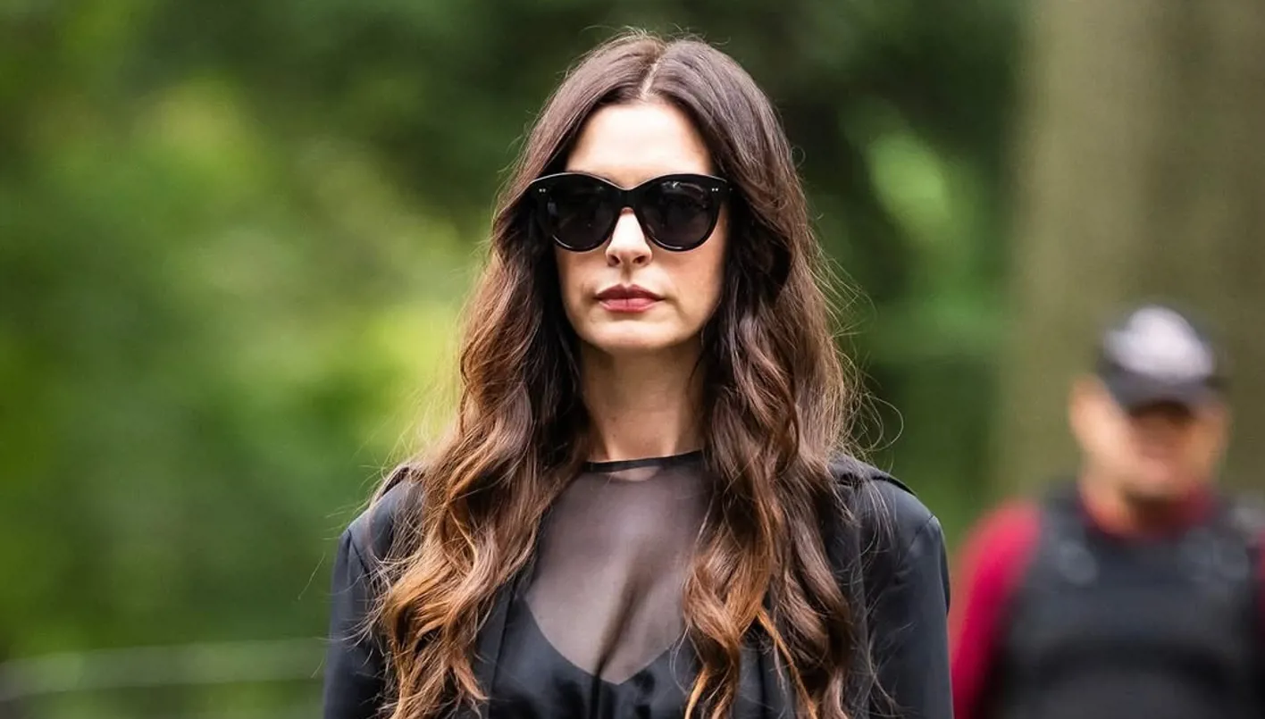 آن هاثاواي تتألّق بالفستان الأسود والكعب العالي في كواليس The Devil Wears Prada 2 (صور)