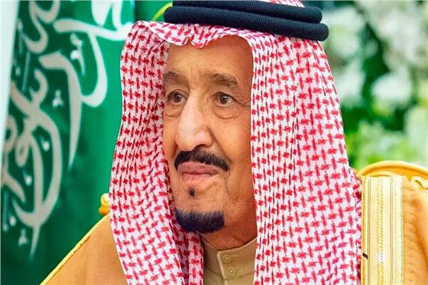 الملك سلمان يمنح سعوديًا وسام الملك عبد العزيز ومليون ريال لتعامله مع شاحنه مشتعلة