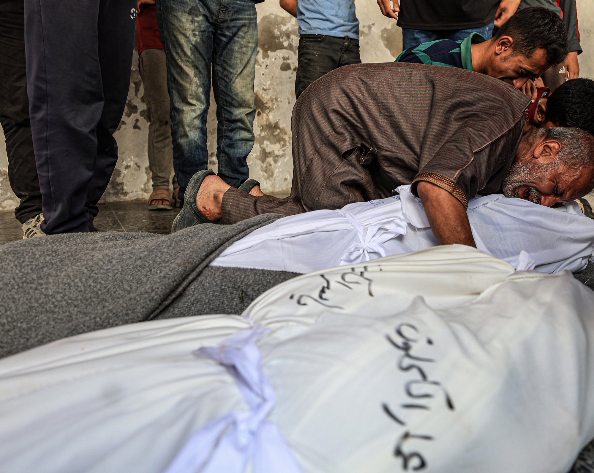 10 شهداء بينهم طفلان في قصف للاحتلال على خان يونس وحي الصبرة-الحياة الجديدة