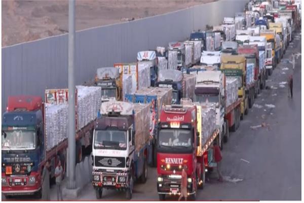 تحرك شاحنات قافلة المساعدات الـ22 تمهيدًا لدخولها من مصر إلى قطاع غزة