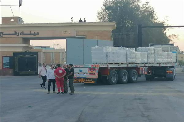 عبور 20 شاحنة وإسقاط 4068 طن مساعدات إماراتية لغزة