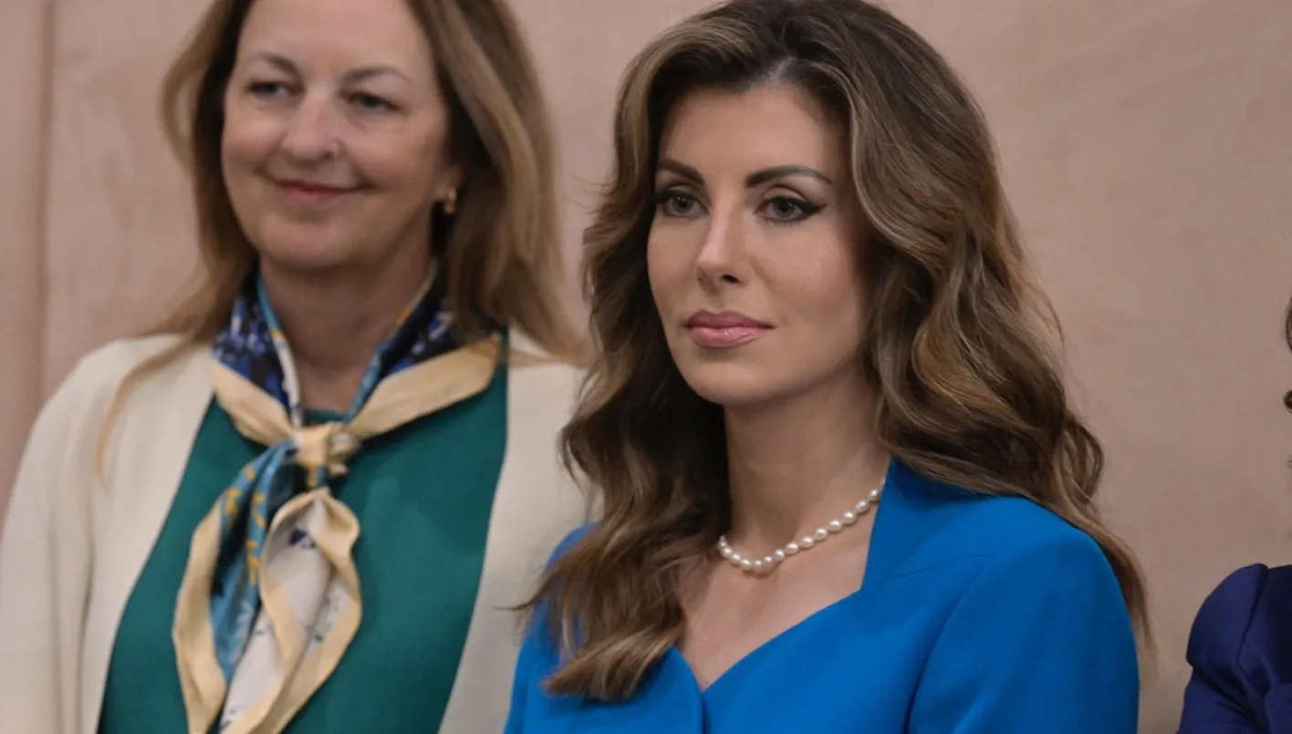 مورغان أورتاغوس بالبدلة الرسمية الزرقاء: رسائل ديبلوماسية بين الأناقة والسلطة (صور)