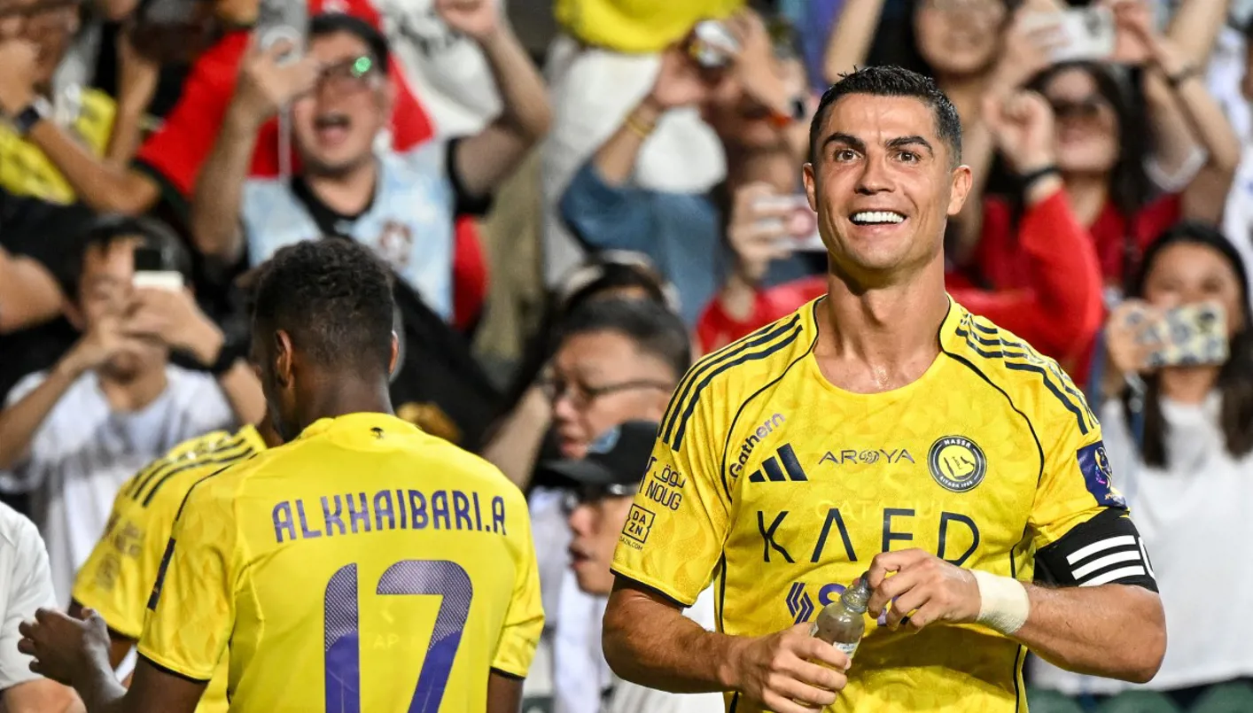 كم بلغ سعر ساعة رولكس المرصّعة بالألماس التي ارتداها رونالدو؟ (صور)