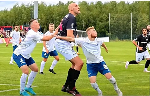 أطول لاعب كرة قدم في التاريخ.. عملاق روسي