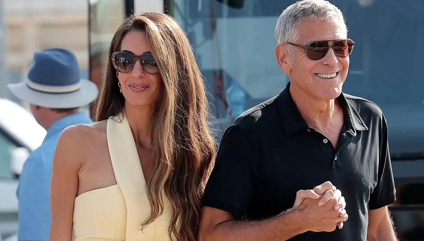 جورج وأمل كلوني يصلان إلى البندقية بإطلالة صيفية لافتة قبيل المهرجان السينمائي (صور وفيديو)