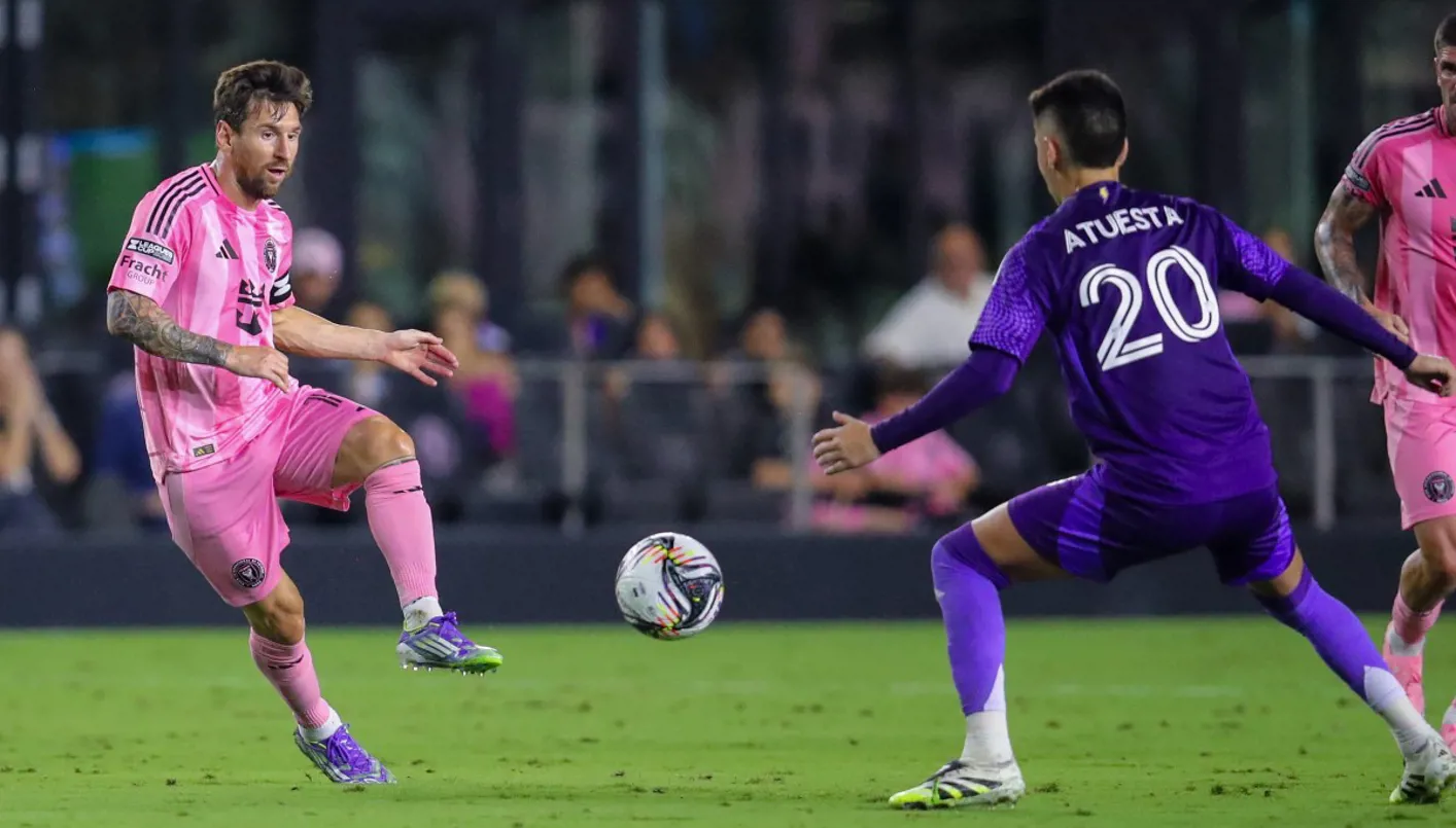 ميسي يعود بالسحر والدموع… ثنائية وتأهل وعناق مؤثر مع أطفاله (فيديو)