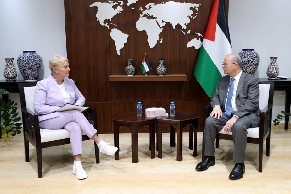 مصطفى يبحث مع المديرة التنفيذية لبرنامج الأغذية العالمي سبل تكثيف الإغاثة في قطاع غزة-الحياة الجديدة