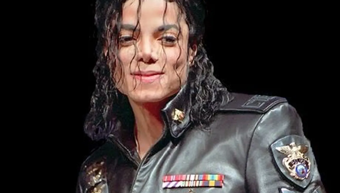 في عيد ميلاد مايكل جاكسون… 10 إطلالات أيقونية شكّلت هويته الفنية الفريدة (صور)