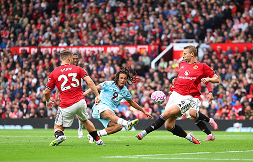 بطولة إنكلترا: “يونايتد” يتفوق بـ “جزائية” فرنانديش وسقوط مفاجئ لـ “توتنهام”