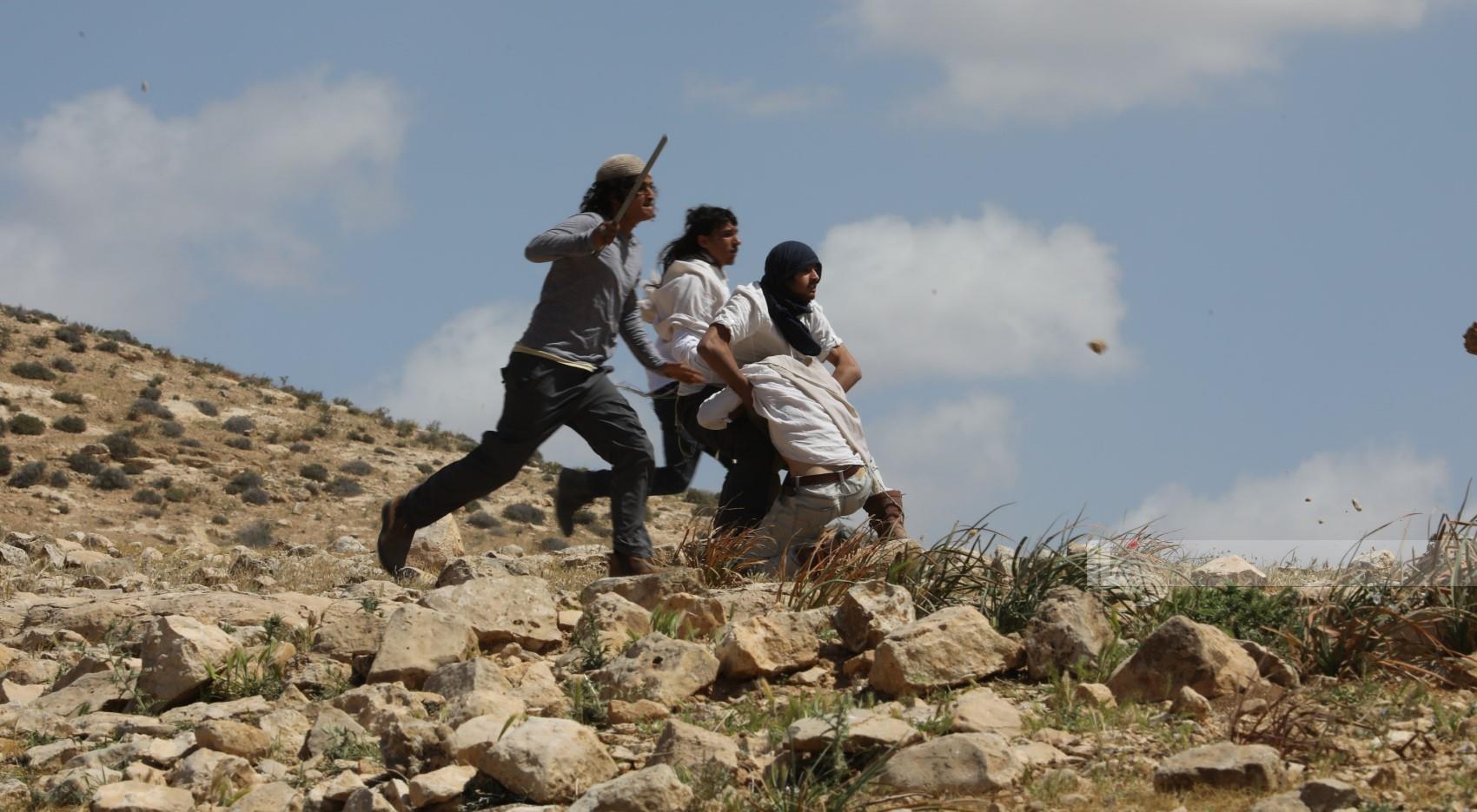 إصابتان واعتقال 3 مواطنين في هجوم للمستعمرين على خلة الضبع بمسافر يطا-الحياة الجديدة