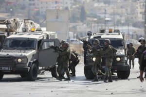 الاحتلال يصيب مواطنًا ويعتقل 13 آخرين خلال اقتحامات واسعة في نابلس-الحياة الجديدة