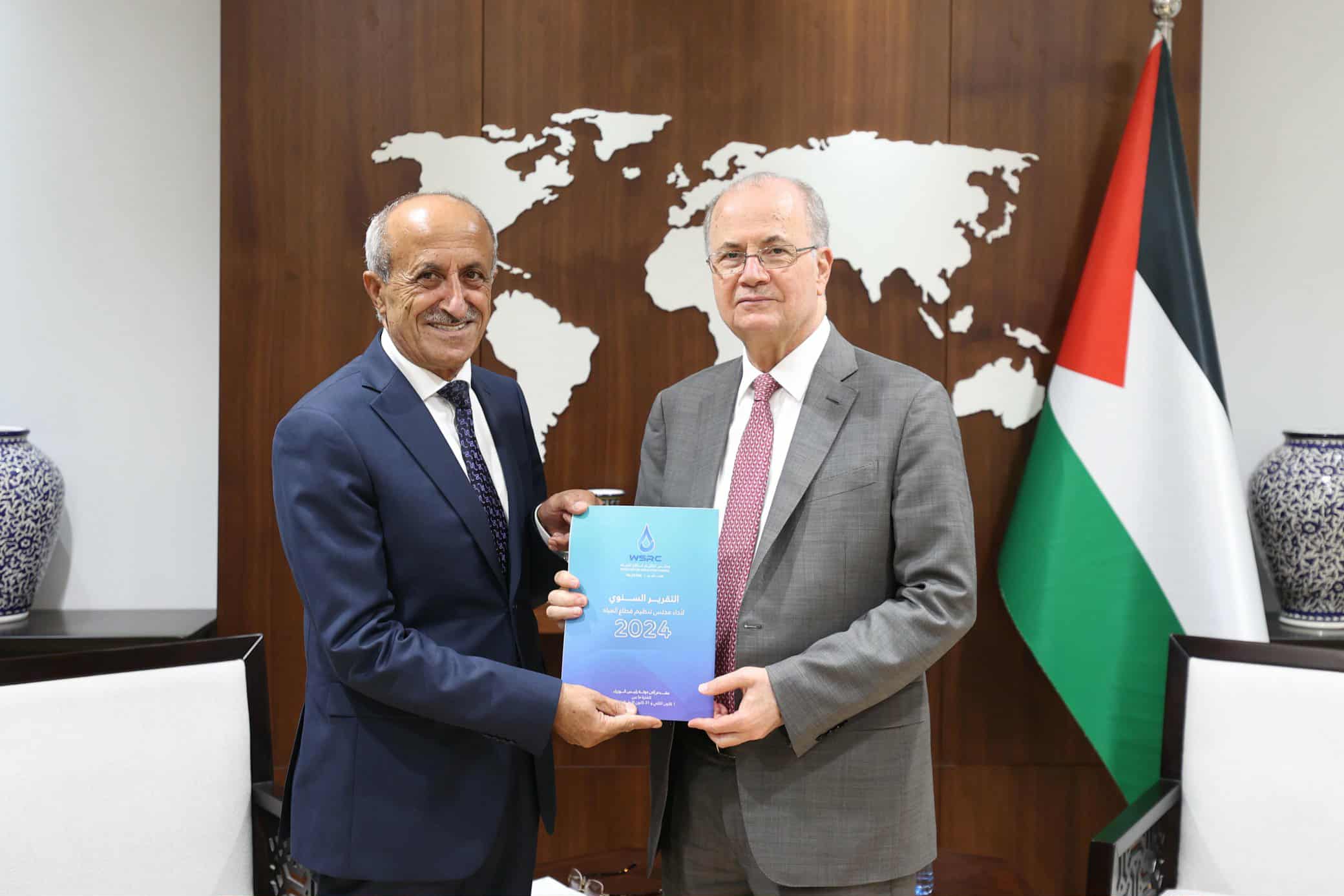 رئيس الوزراء يتسلم التقرير السنوي لأداء مجلس تنظيم قطاع المياه-الحياة الجديدة