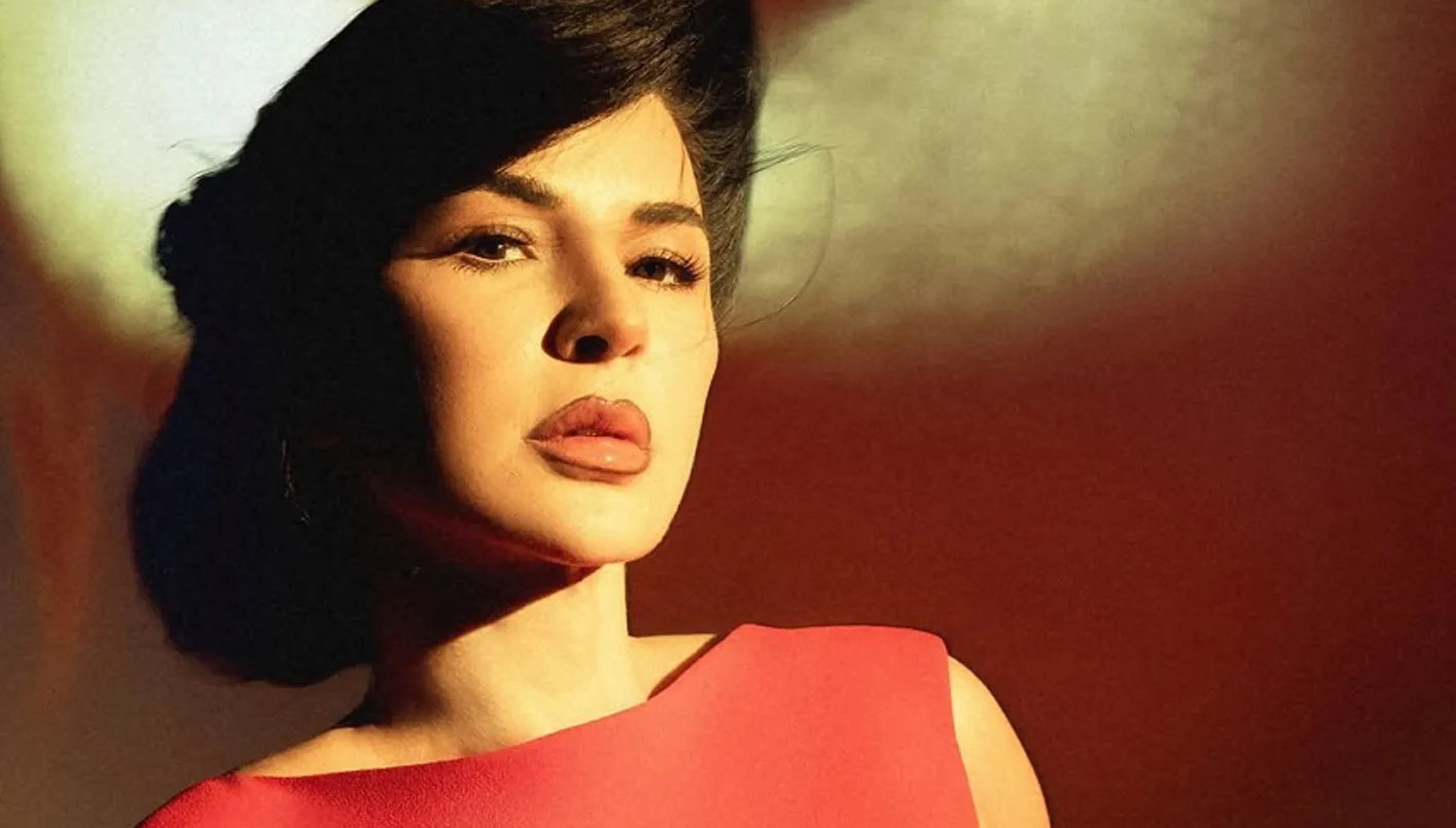 ماغي بو غصن تخطف الأنظار بفستان أحمر من كريكور جابوتيان