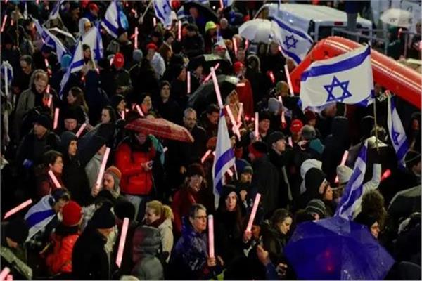 متظاهرون إسرائيليون يضرمون النار قرب منزل نتنياهو للمطالبة بصفقة في غزة