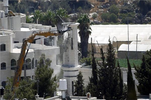 الاحتلال يهدم مئذنة مسجد قرب الخليل ويصعد مداهماته شمال الضفة