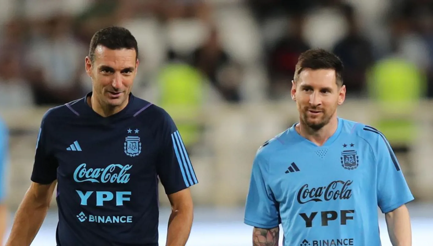 سكالوني يطلب من الجماهير الاستمتاع بميسي ويذرف الدموع عند الحديث عن مستقبله (فيديو)