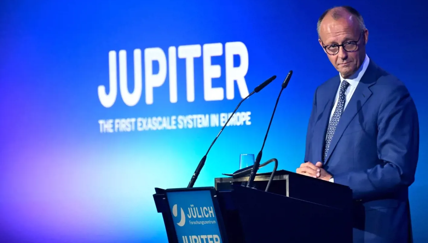 المستشار الألماني يدشّن حاسوباً فائقاً ويدعو أوروبا إلى تقليص تأخّرها