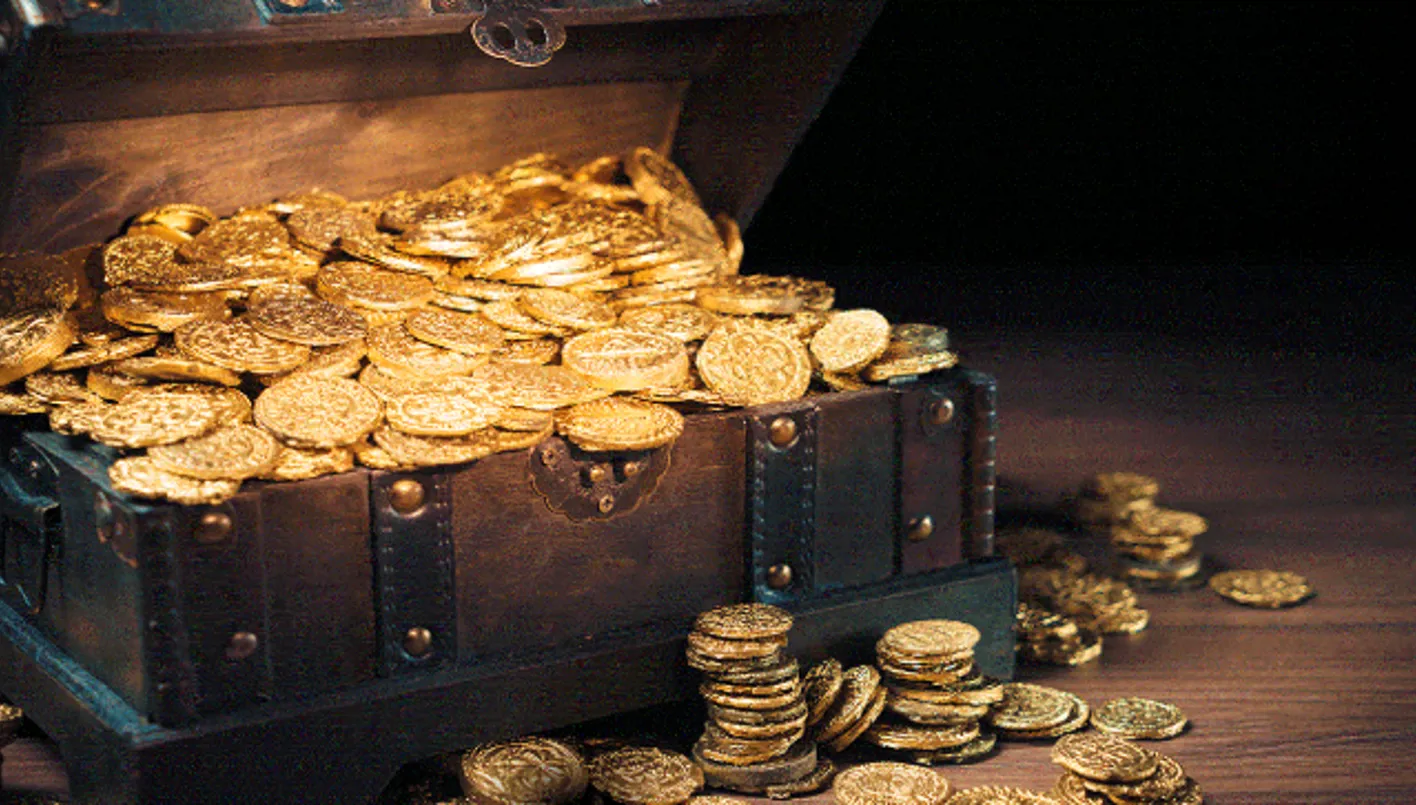 خلال نزهة… امرأة تعثر على كنز عمره 900 عام