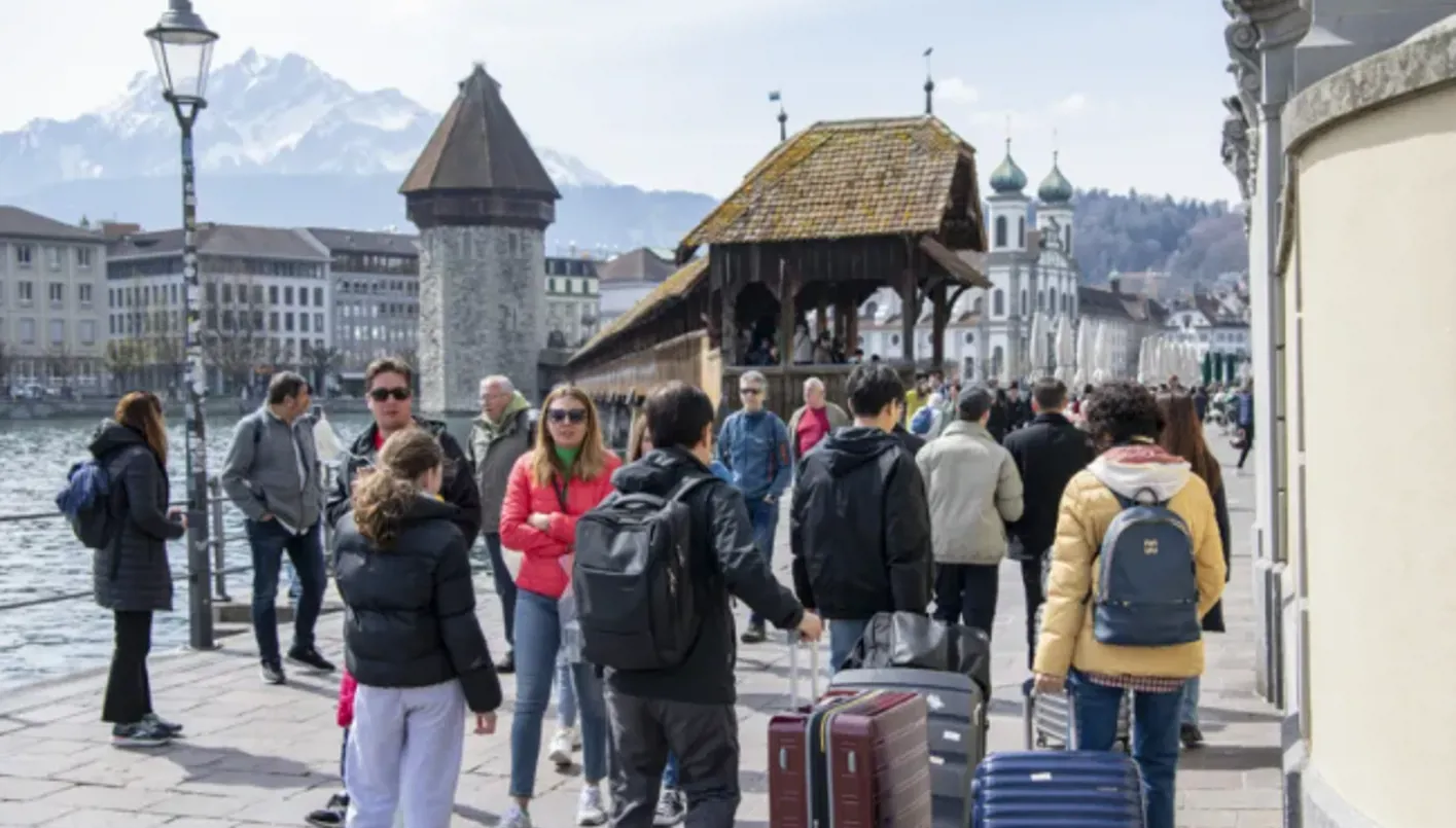 قبلة تتسبب باعتقال سائحين