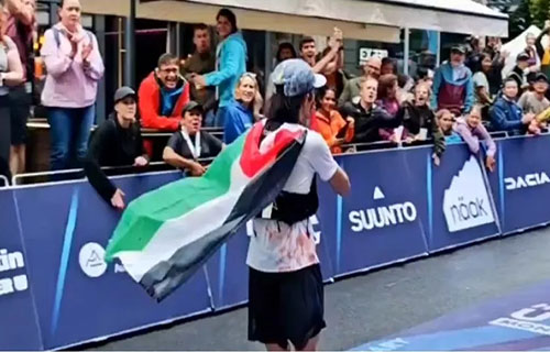 عداء صيني يرفع علم فلسطين بعد ماراثون استمر 19 ساعة