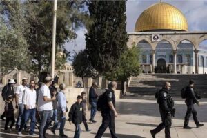 مستعمرون يقتحمون المسجد الأقصى المبارك
