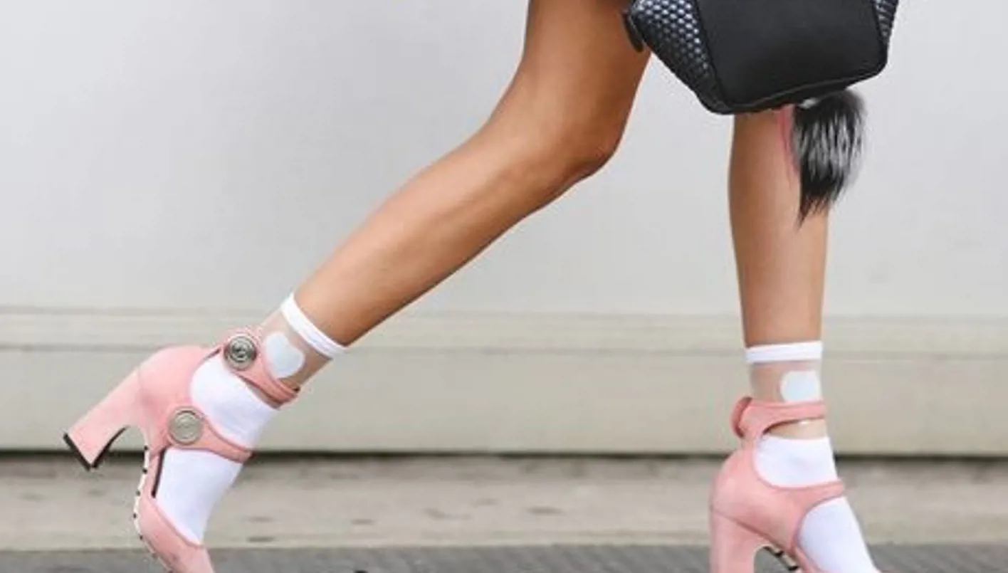 الجوارب الملوّنة تسيطر على موضة خريف 2025 ونصائح لاعتمادها بأسلوب أشهر البراندات العالمية (صور)