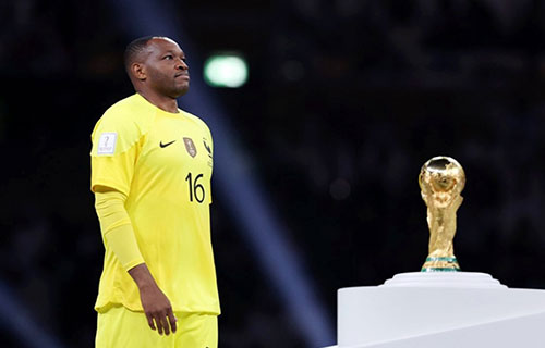 الحارس الفرنسي “مانداندا” يعلق القفاز