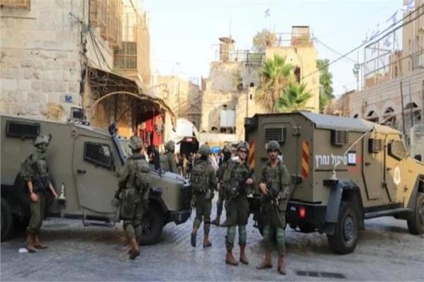 الاحتلال يعتقل شابًا ويفتش منازل وينصب حواجز في الخليل بالضفة