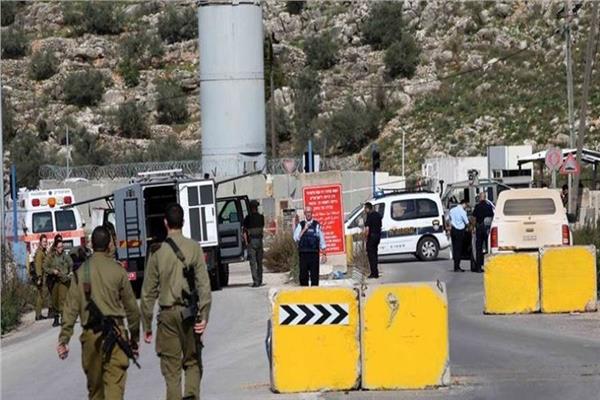 الاحتلال يغلق حاجز عطارة العسكري شمال رام الله بالضفة