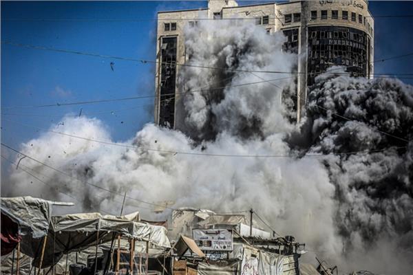 الاحتلال يكثف قصفه ويفجر وينسف المنازل والأبراج السكنية بمدينة غزة