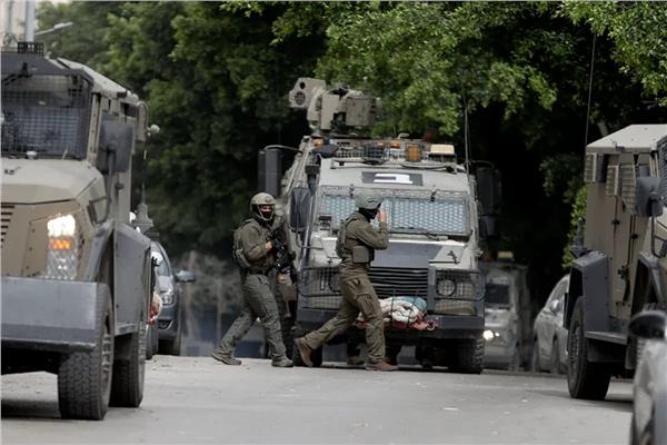 الاحتلال يعتقل أربعة فلسطينيين ويقتحم مدرستين في محافظة الخليل بالضفة