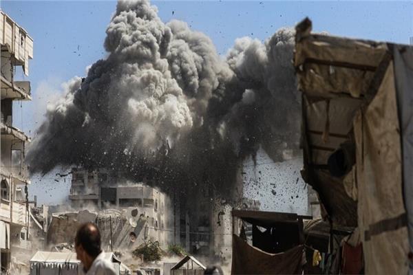 إعلام فلسطيني: 10 شهداء ومصابون جراء قصف الاحتلال منزلين بمدينة غزة