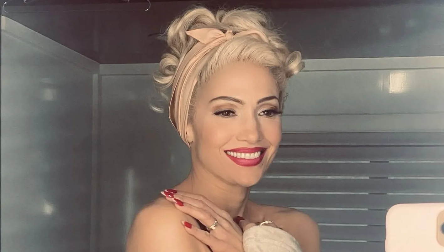 جينيفر لوبيز بالشعر الأشقر البلاتيني… صيحة أطلقتها النجمات في خريف 2025