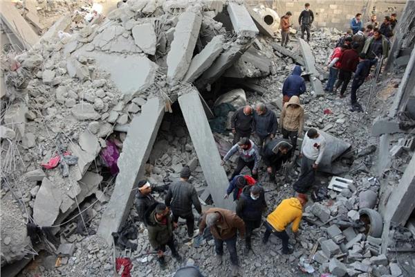 استشهاد أكثر من 100 فلسطيني بقطاع غزة جراء الغارات الإسرائيلية منذ فجر اليوم