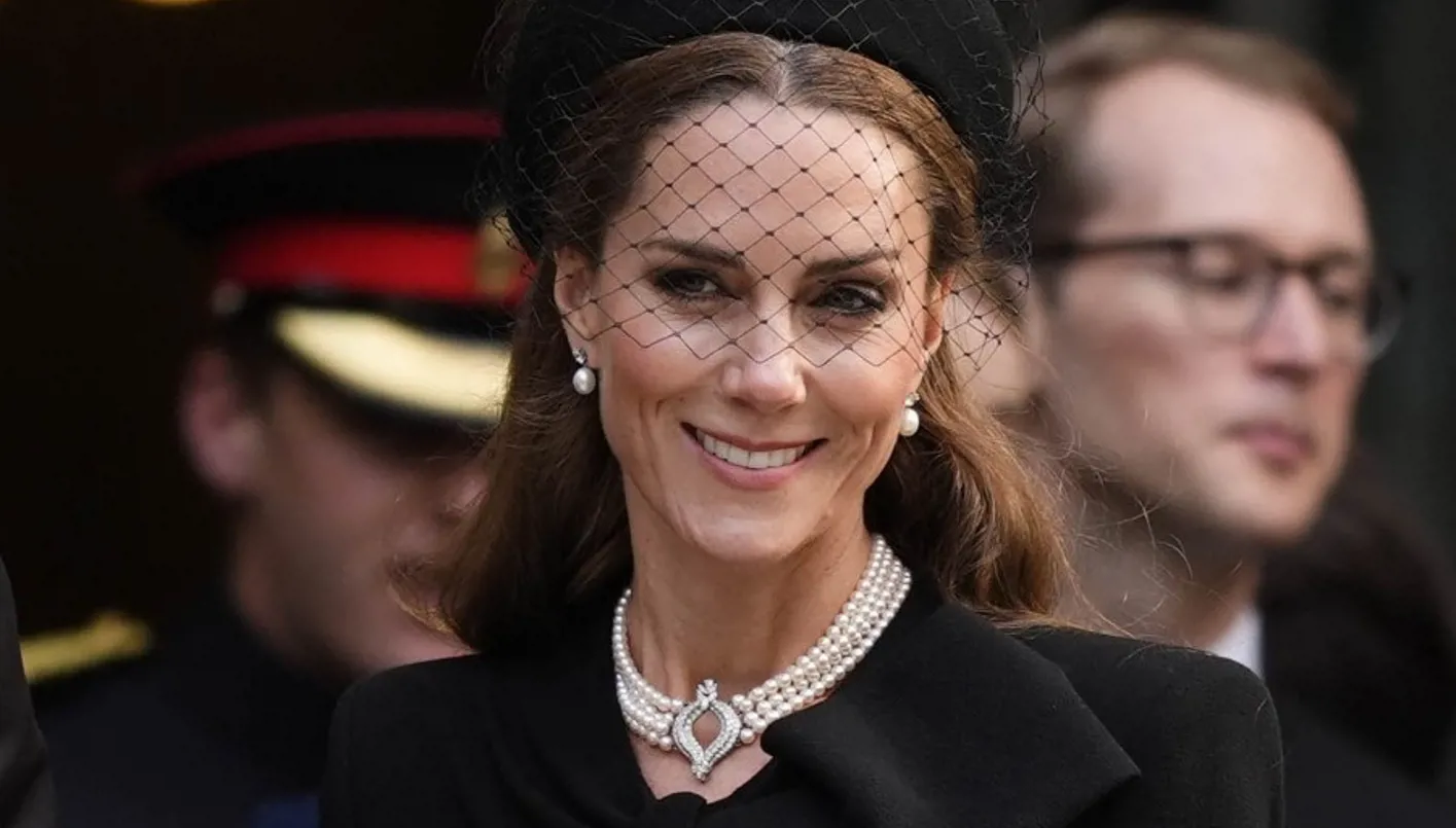 كيت ميدلتون بإطلالة الفستان الأسود وعقد اللؤلؤ… رسالة وفاء في وداع دوقة كِنت (صور)