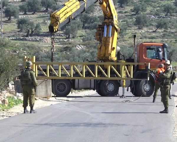 قوات الاحتلال تنصب بوابة حديدية عند مدخل روابي-الحياة الجديدة