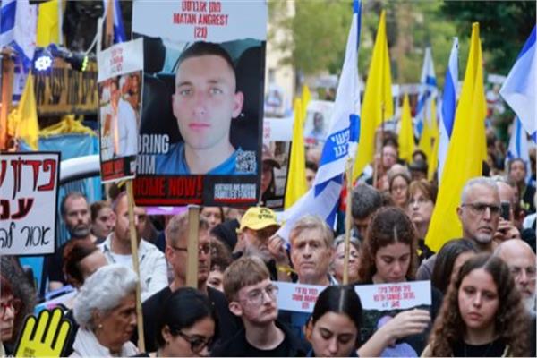 احتجاج عائلات الرهائن يجبر نتنياهو على المغادرة خلال محاكمته بتهم فساد