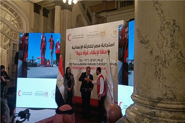 وزير الخارجية يكرم أبطال الهلال الأحمر المصري | صور
