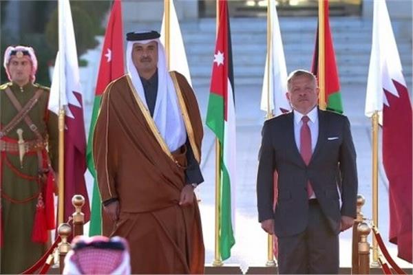 أمير قطر في عمّان لبحث التطورات مع العاهل الأردني