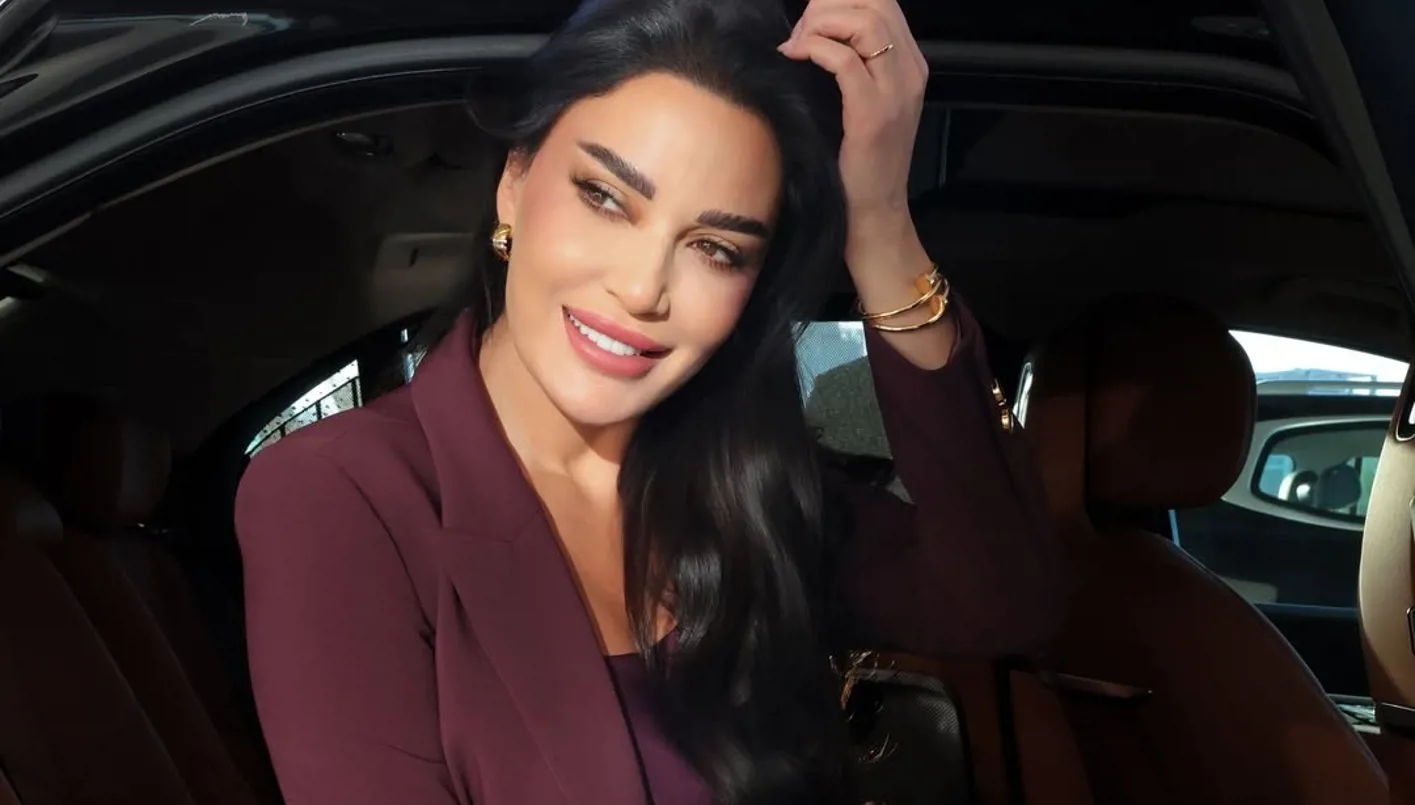 سيرين عبد النور تتألق في قطر باللون البرغندي… سرّ الأناقة في خريف 2025 (صور)