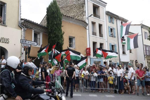 «بوليتيكو»: اشتعال الجدل في فرنسا حول رفع الأعلام الفلسطينية