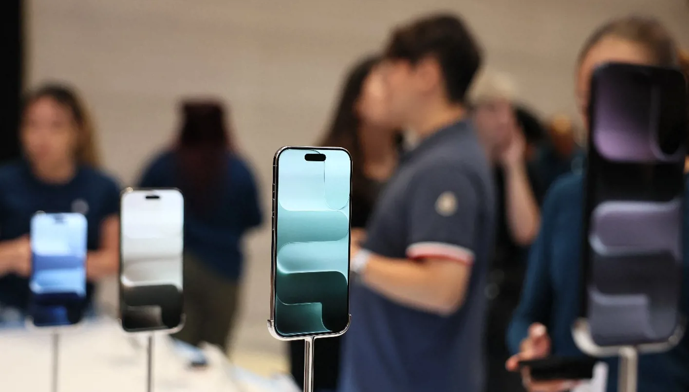 إطلاق سلسلة هواتف آيفون 17 في بكين يجذب مئات المتسوّقين