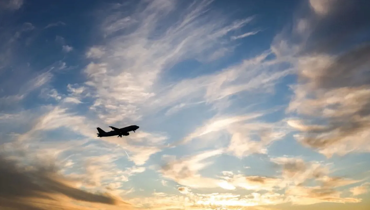 مراقب جوي يغفو… وطائرة بلا هبوط